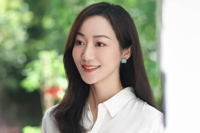 李咏的女儿越来越漂亮了！穿爸爸的衣服和妈妈合影，气质不失